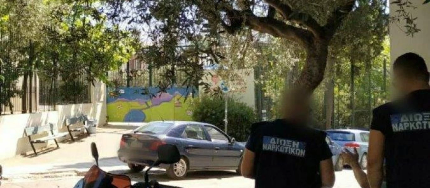 Kαισαριανή και Παγκράτι: Έλεγχοι της αστυνομίας έξω από σχολεία για διακίνηση ναρκωτικών - 5 προσαγωγές (φωτο)
